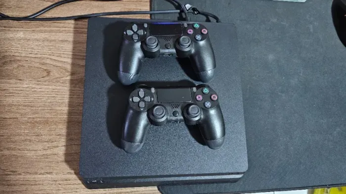 PS4 Slim 1Tb 2 Controles