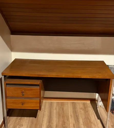 Mesa de escritório com pés de metal