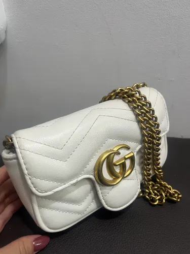 Bolsa GG mini branca com corrente 