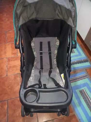 Carrinho com bebê conforto 