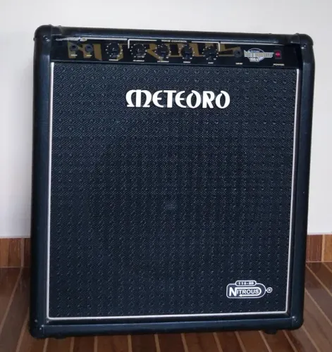 Amplificador para contrabaixo
