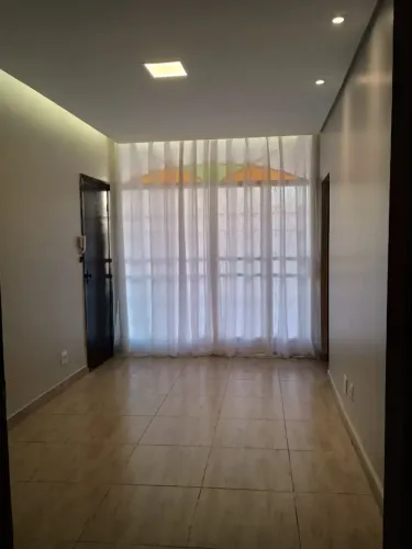 Casa para aluguel possui 300 metros quadrados com 6 quartos