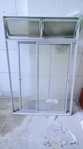 Janela de Alumínio c/ bandeiras