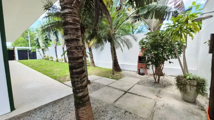 Linda casa linear com duas suítes condomínio Recreio