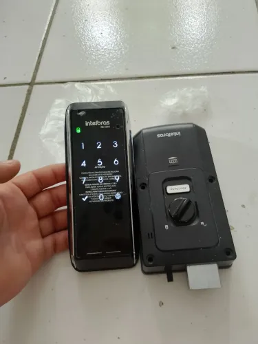 Fechadura Digital Intelbras seminova, em ótimo estado
