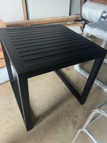 Mesa quadrada ripada com pés u