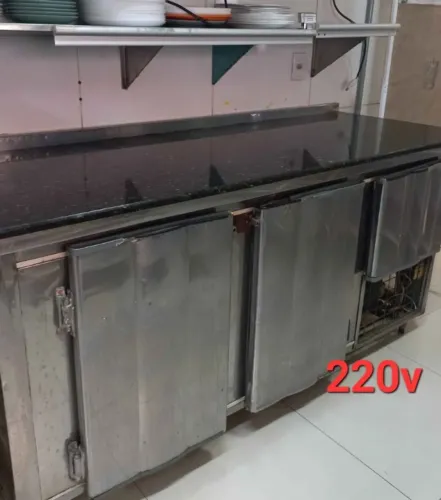 Balcão refrigerado com bancada de pedra