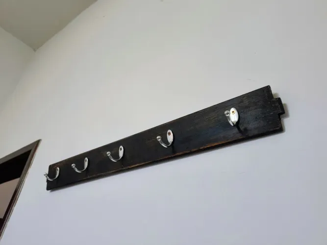 Cabideiro de madeira rustico com 5 ganchos em metal lindo antigo antiquario decoração casa