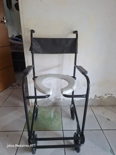Vendo essa cadeira de banho nunca foi usada comprei mais nao serviu pro meu pai tem nota 