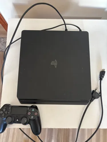 PS4 SLIM 1000 GB CONSERVADO COM CONTROLE ORIGINAL