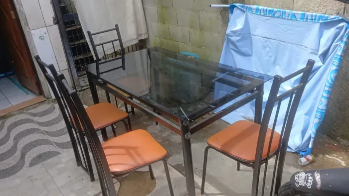 Mesa com 4 cadeiras 