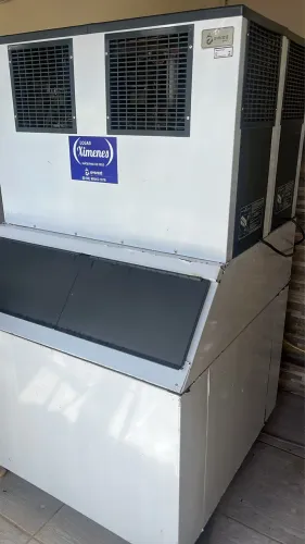 VENDO MÁQUINA DE GELO EM CUBO