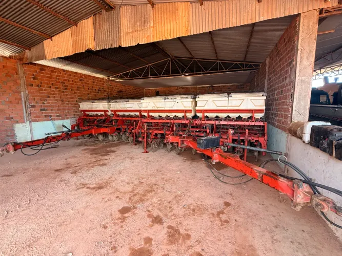 Plantadeira Tanden Semeato 18 Linhas 18x25 Ano 2012 Semente e Adubo