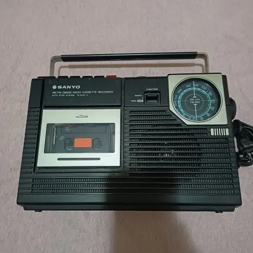 Rádio Sanyo antigo
