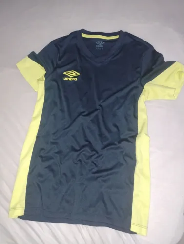 Camisa Umbro pra treino tamanho p adulto