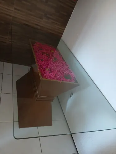 Mesa  jantar ,vidro de 20m ,para 6 cadeiras ,base bem.conservada.