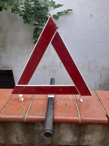Triângulo sinalizador para carro