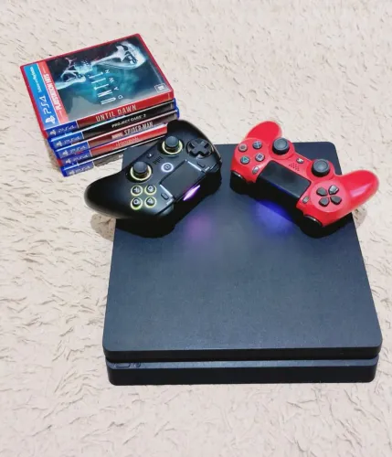 PLAYSTATION 4 SLIM 1TB + 2 CONTROLES + 5 JOGOS
