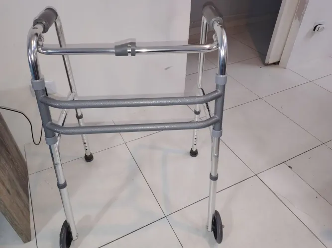 Andador para idoso marca Mercur