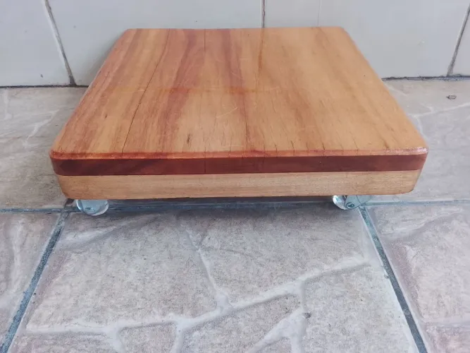 Base de madeira com rodas