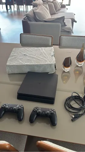 PS4 SLIM 1 TB + 2 CONTROLES