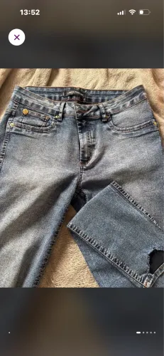 Calça jeans lança perfume