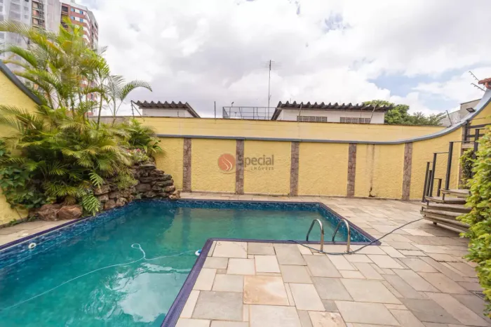 Sobrado na Cidade Patriarca com 430 m², 5 quartos, 1 suite, piscina, churrasqueira e 5 vag