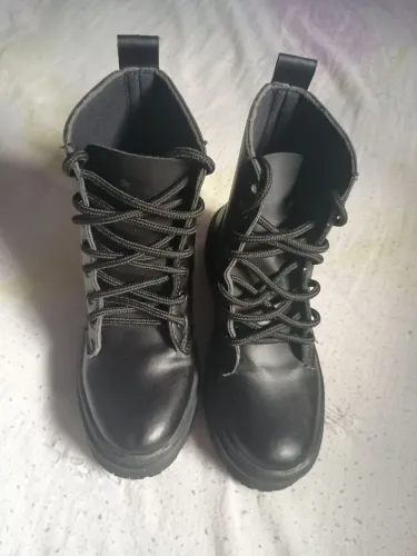 Bota coturno sem salto cano curto.