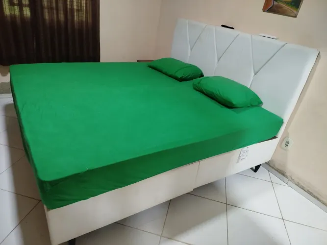 Cama king size com colchão Ortobom e cabeceira