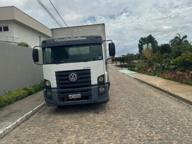 Caminhão VW 13-180 Baú à Venda - Ótimo Estado!