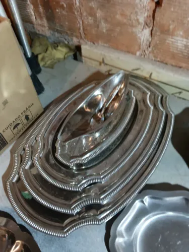 Travessas de inox e molheira
