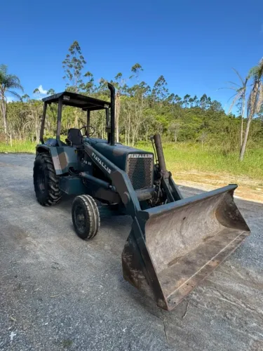 TRATOR FIATALLIS FB 80 COM PÁ CARREGADEIRA