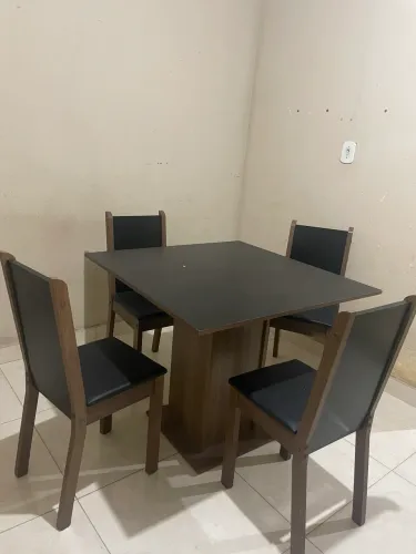 Mesa de jantar com 4 cadeiras em excelente estado!