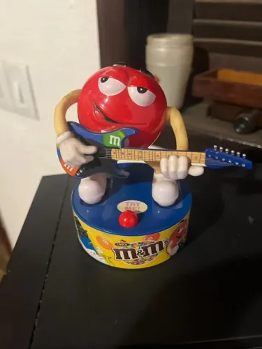 Dispenser M&M Red Guitarrista Funcionando