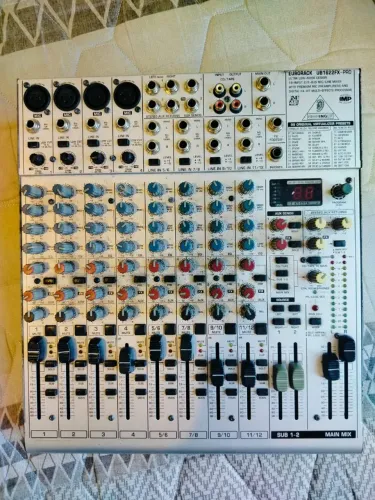 MESA DE SOM BEHRINGER