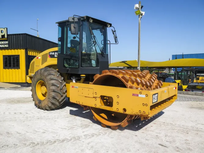 Rolo compactador CATERPILLAR CP54B 2014 com 5.900h de operação