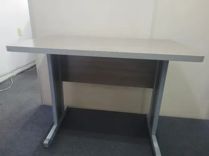 Mesa escrivaninha-Dimensões: 100 cm X 75 cm X 60 cm