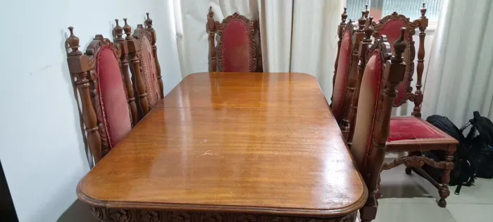 Mesa de madeira maciça antiga (Década de 50 ou 60)