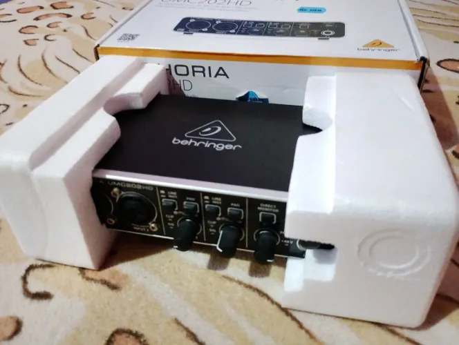 (Excelente estado) Interface de áudio USB Behringer U-Phoria UMC202HD, cor preta
