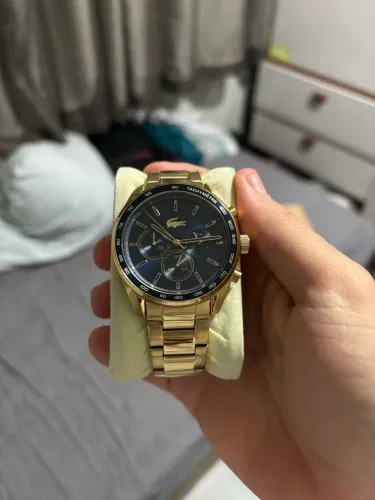 Relógio dourado lacoste