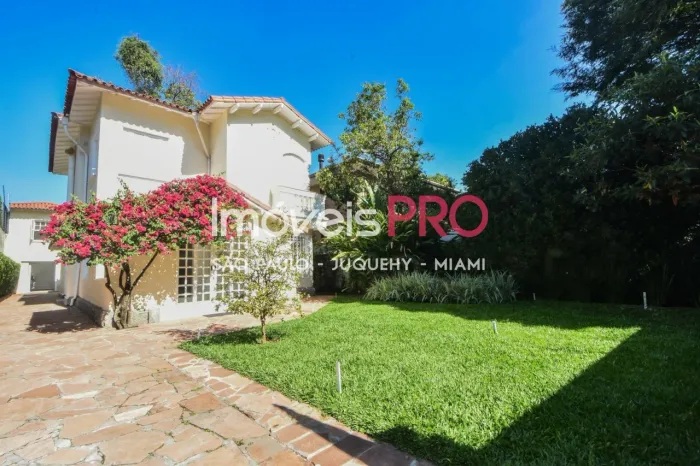 Sobrado residencial reformado com três dormitórios no coração do Jardim Europa.