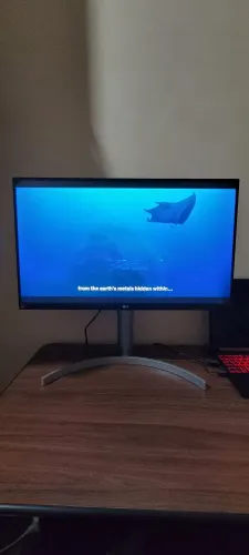Monitor LG Ultra HD 4K (3840x 2160), 27 polegadas.