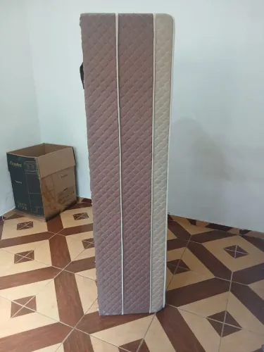 Vende-se Cama de solteiro com colchão junto