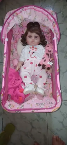Boneca bebê reborn com berço 200,00