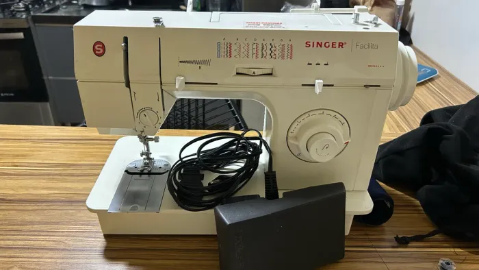 Máquina de costura Singer Facilia 