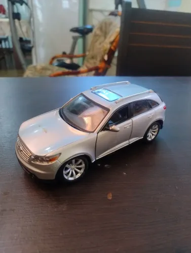 Miniatura infinit FX45, maisto 1:24