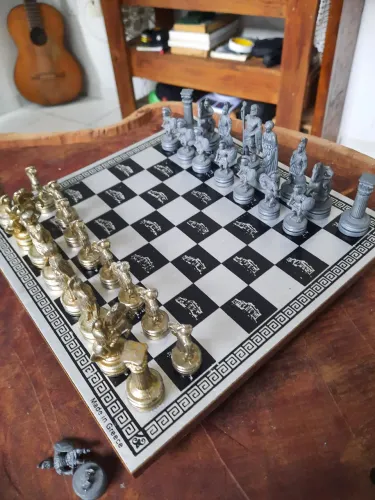 Jogo de Xadrez Temático Grego - Peças Estilo Mitologia | Decorativo e Colecionável