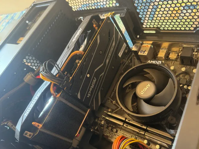 Placa de Vídeo-ASRock RX 6600 Challenger 8GB ? Menos de 1 Ano de Uso