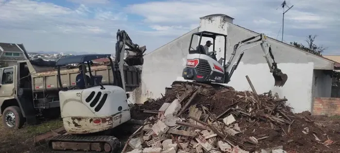 Limpeza de terreno com Mini Escavadeira e Bob CAT 