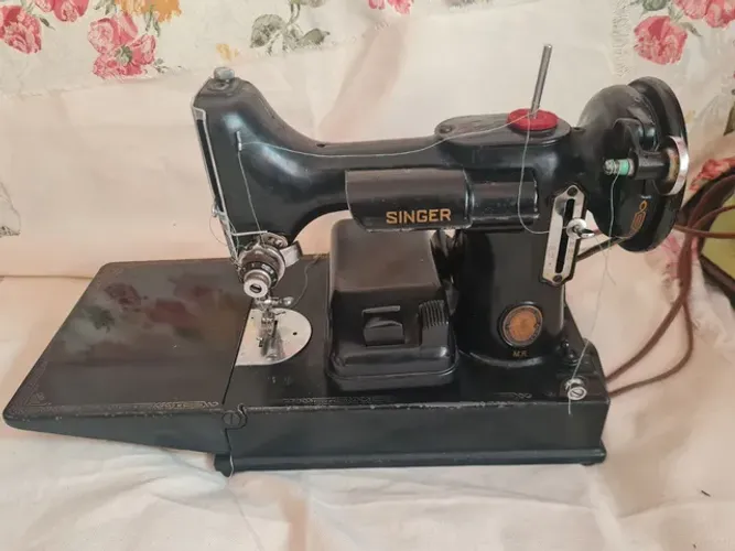 BLACK FRIDAY! Máquina Singer 1951 Sewing Motor com Maleta